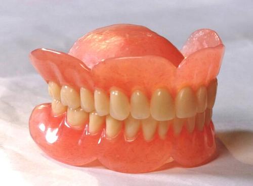 日常生活中应该如何保养假牙才能让口腔健康