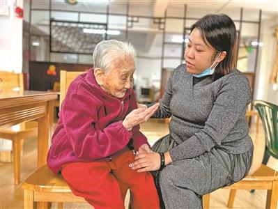 陈颖芝陪陈婆婆聊天