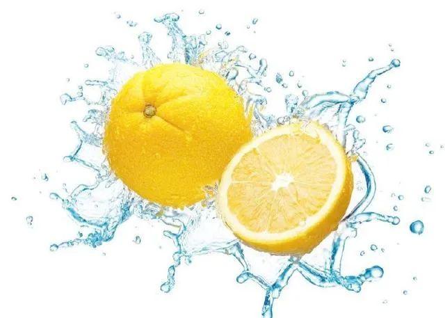 柠檬泡水喝有什么作用与功效 泡水喝有什么坏处