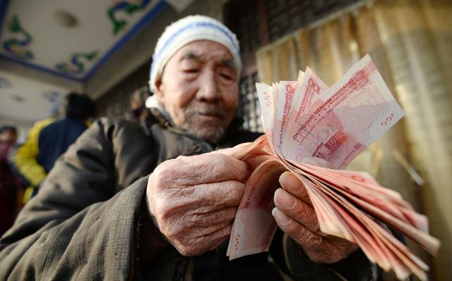 农民养老金“新规”：65岁以上老人每月能领到多少钱？答案揭晓！