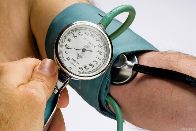 老人为什么会血压高，高血压升高的原因有哪些？如何调理高血压呢