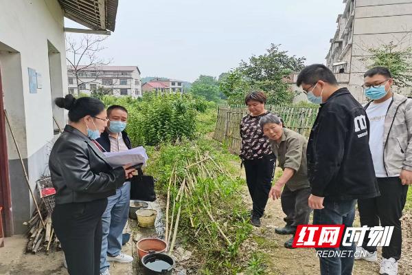 邵阳市双清区对困难老年人开展适老化改造入户评估