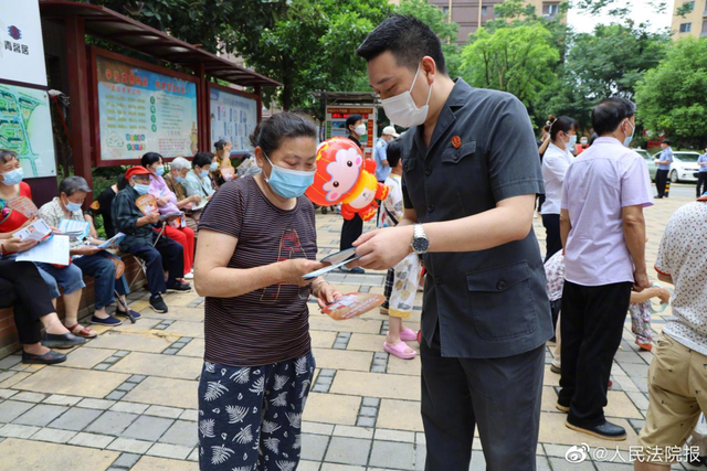 青年党员进社区 守住老人“养老钱”【打击整治养老诈骗】