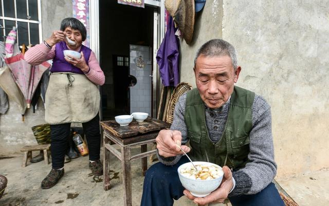 AA制生活9年，丈夫接母亲来养老，妻子：想让我做免费保姆，做梦