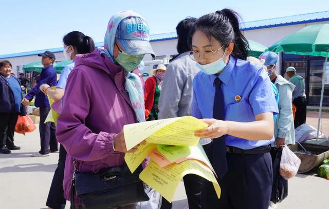 “反诈”宣传进集市 帮老年人远离诈骗“黑手”