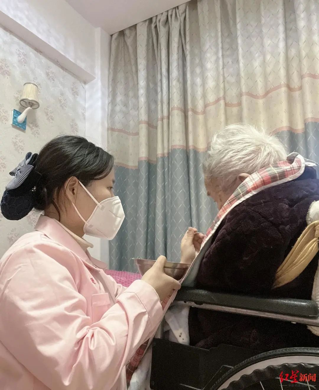 韩韩在浙江的一家养老院工作。受访者供图