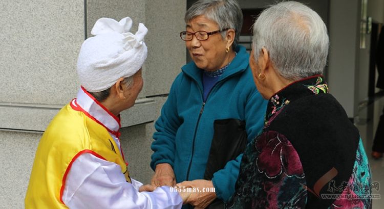 喜庆十九大 手拉手 心贴心 重阳送党恩【组图】