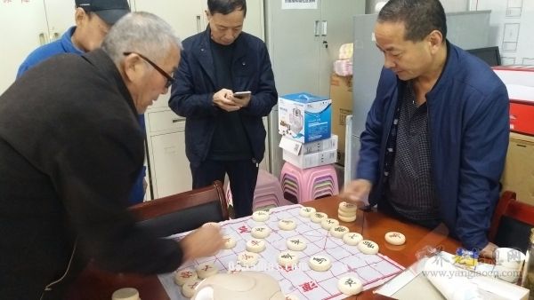 西安市未央区方新村社区开展2018老年象棋比赛