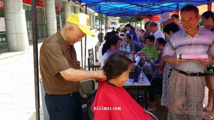 理发师傅给居民提供专业的理发