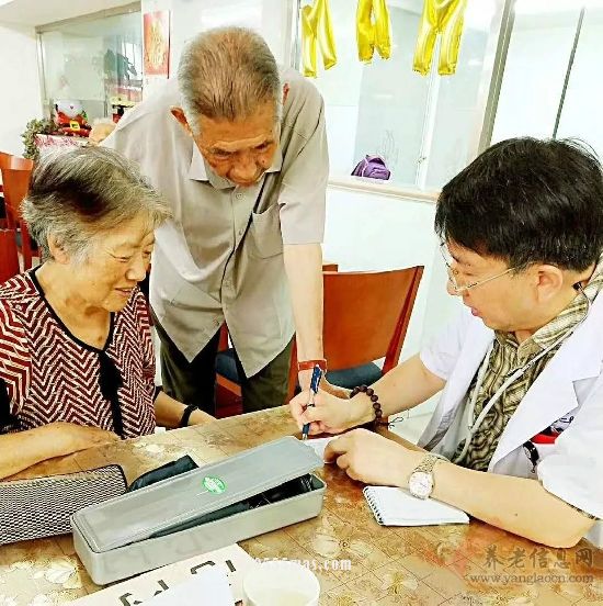 医科大学专家到我院义诊义演——大连市华亿养老院