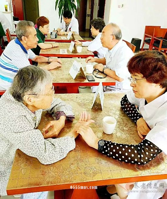 医科大学专家到我院义诊义演——大连市华亿养老院