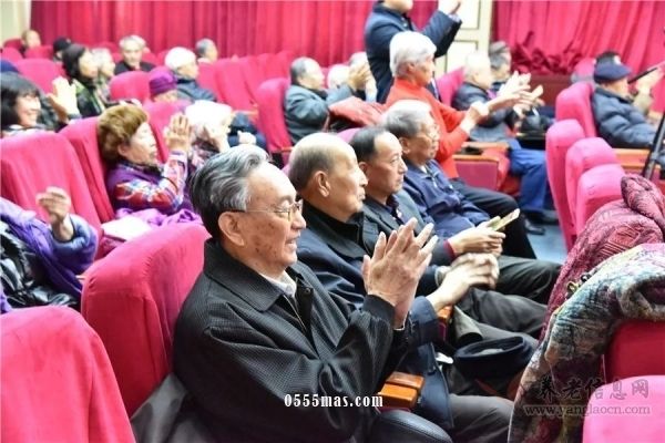 北京老教授合唱团走进四季青敬老院