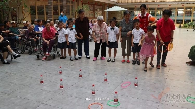 老幼共享佳节乐，与爱同行满堂喜